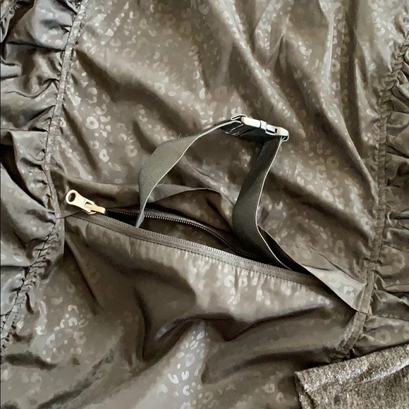 Black packable SAKS Fifth Avenue Ghost Leopard Print Vest - Picture 5 of 8